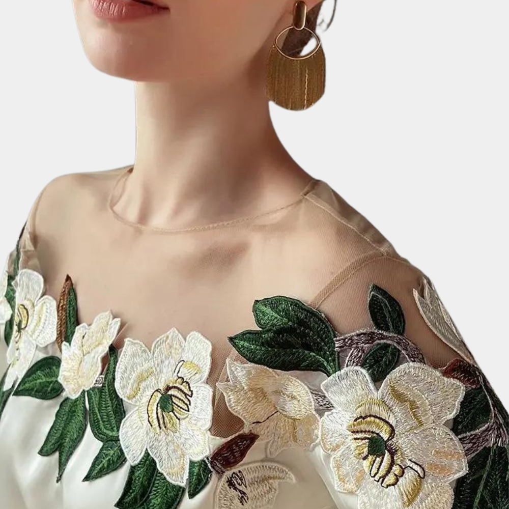 Elegante zomerse gebloemde damesblouse