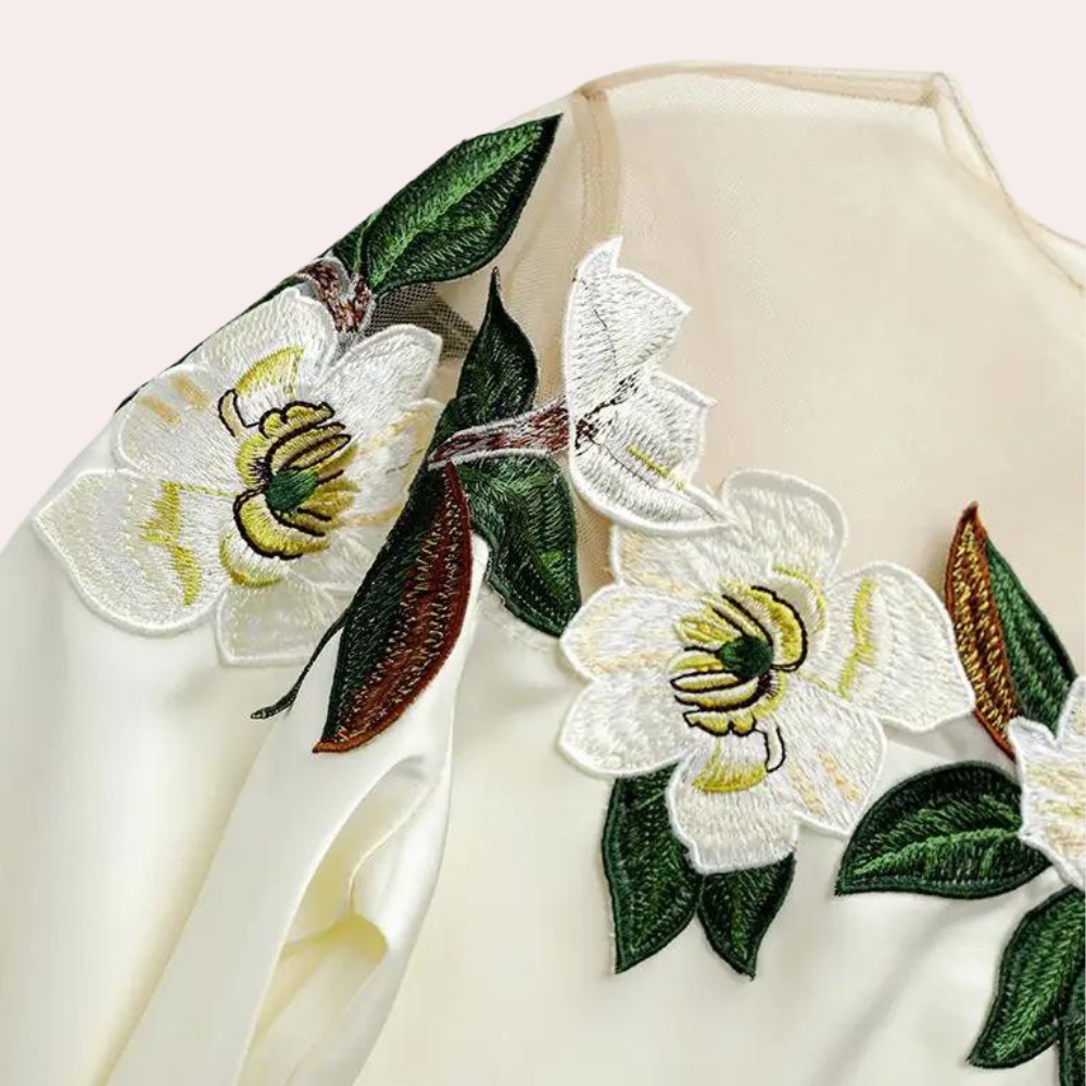 Elegante zomerse gebloemde damesblouse